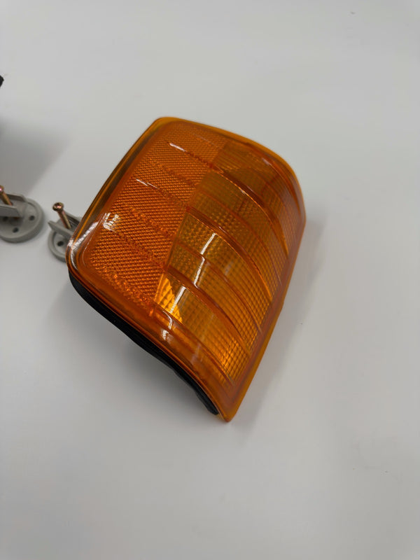 Mercedes-Benz W201 US USA Compatible Turn Signal Light Set Yellow R+L 82-93 2018260043
